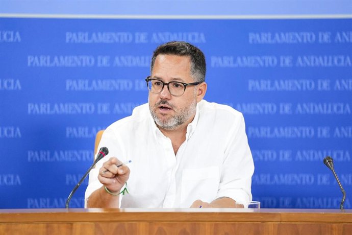 El portavoz del Grupo Parlamentario Adelante Andalucía, José Ignacio García, durante la ronda de ruedas de prensa de portavoces de los grupos parlamentarios en el Parlamento de Andalucía. 