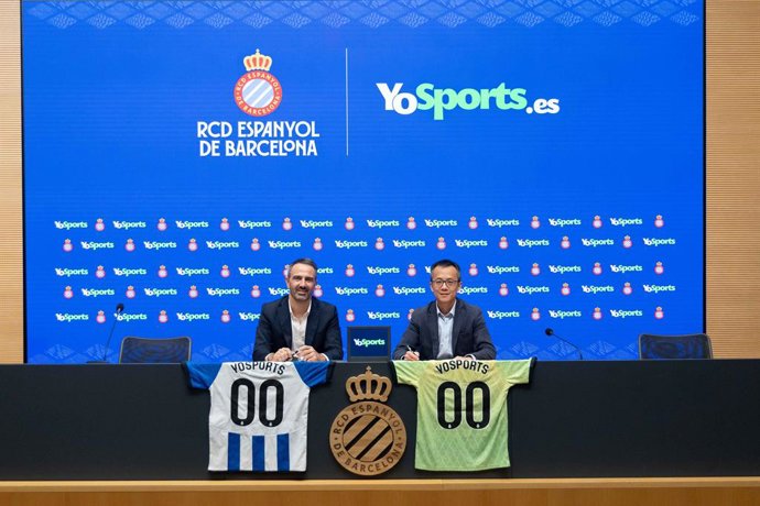 Acto de presentación del acuerdo en el RCDE Stadium