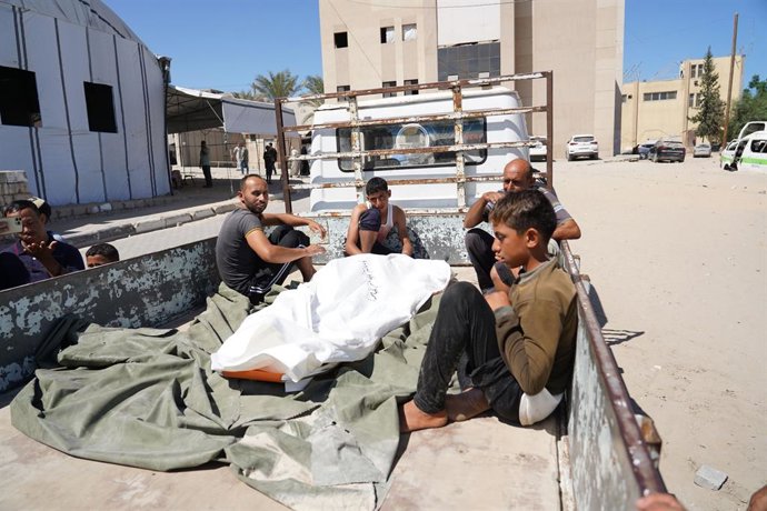 September 21, 2026, Khan Younis: KHAN YOUNIS, GAZA STRIP - SEPTEMBER 21, 2026: Palestinians mourn 11-year-old Ismail al-Bardawil after his body arrives at Nasser Medical Complex in Khan Younis. Palestinian medical and civil defence officials said the chil