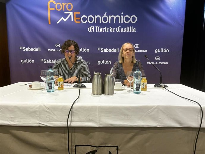 Silvia G. Rojo (i) e Inés Olóndriz, durante el Foro Económico.