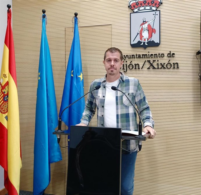 El portavoz de IU en el Ayuntamiento de Gijón, Javier Suárez Llana, en rueda de prensa en el Consistorio gijonés.