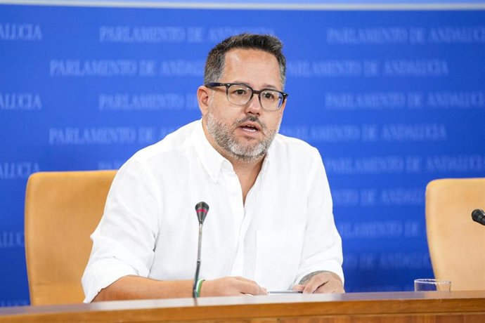 El portavoz del Grupo Parlamentario Adelante Andalucía, José Ignacio García, durante la ronda de ruedas de prensa de portavoces de los grupos parlamentarios en el Parlamento de Andalucía.