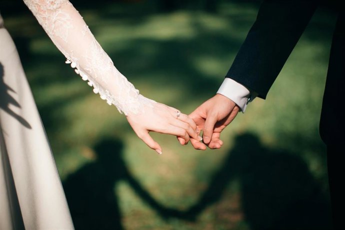 Archivo - Imagen de recurso de una pareja en el día de su boda.