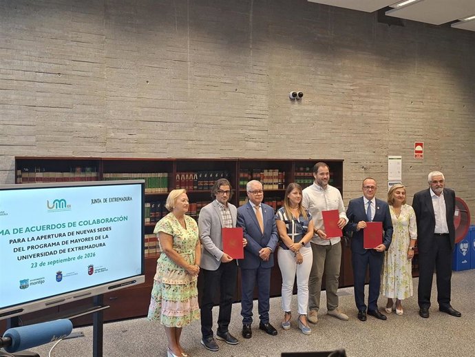 Autoridades en la firma de acuerdos de colaboración para la apertura de nuevas sedes de la Universidad de Mayores de Extremadura en Navalmoral, Villafranca y Montijo