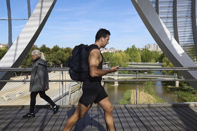 Archivo - Varias personas en el parque de Madrid Río, a 6 de abril de 2026, en Madrid (España). 