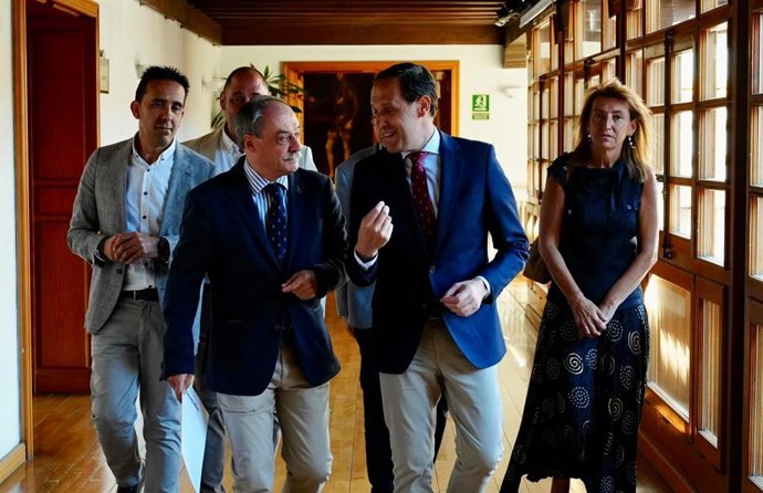 Rafael Álvarez (i) y Conrado Íscar, antes de la rueda de prensa.