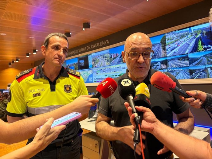 El director del SCT, Ramon Lamiel (dcha), y el intendente de Mossos d'Esquadra, Francesc Parra (izq), durante una atención a medios este miércoles con motivo de la operación especial de tráfico por la Mercè
