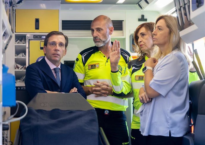 El alcalde de Madrid, José Luis Martínez-Almeida (i), durante la presentación de la nueva flota de SAMUR-Protección Civil, en la Jefatura Superior de Policía Municipal de Madrid, a 23 de septiembre de 2026, en Madrid (España). La nueva flota de SAMUR-Prot