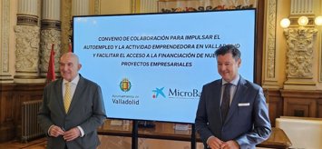 El alcalde de Valladolid, Jesús Julio Carnero, y el director territorial de Caixabank en Castilla y León, Gerardo Cuartero, durante la presentación de la iniciativa de financiación