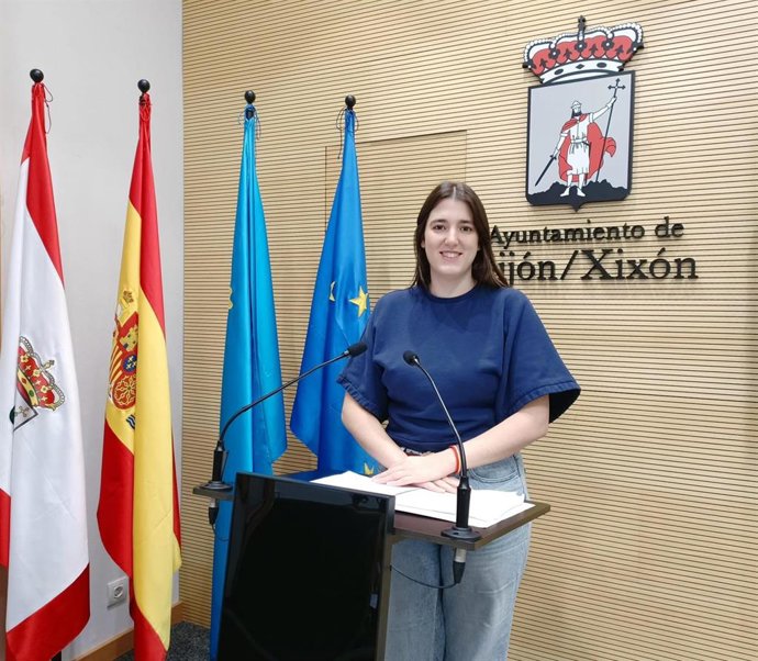 La portavoz de Podemos en el Ayuntamiento de Gijón, Olaya Suárez, en rueda de prensa en el Consistorio gijonés.