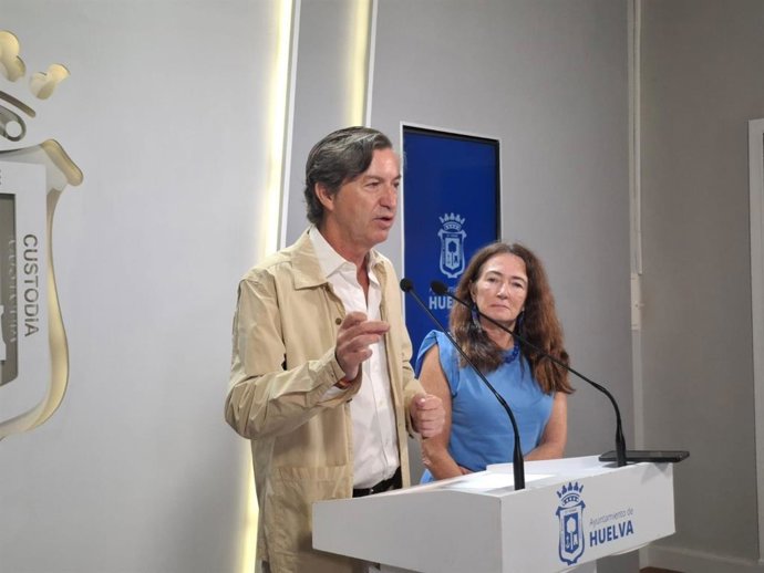El portavoz de Vox en el Ayuntamiento de Huelva, Wenceslao Font Briones, y la viceportavoz, María López.