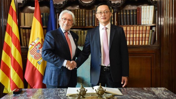 El presidente de Foment del Treball, Josep Sánchez Llibre, y el presidente del Consejo de Shanghái (China) para la promoción del comercio internacional, Li Dong