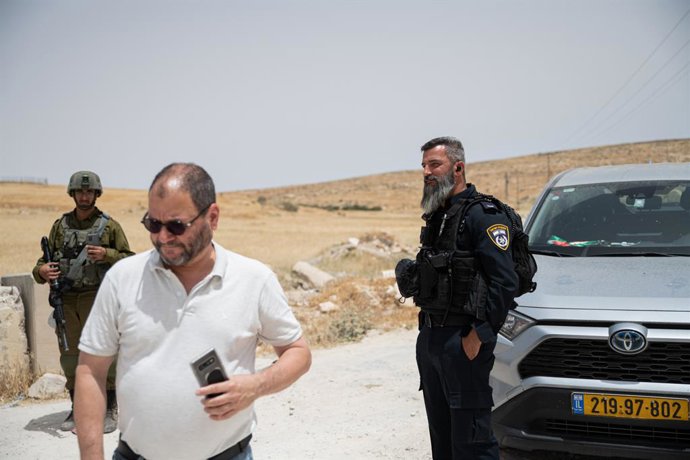 Archivo - El diputado opositor Ofer Cassif junto a miembros del Ejército de Israel.