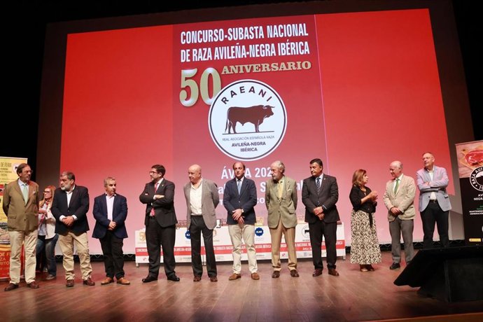 Pino, en el centro, en el acto de entrega de premios en Ávila.