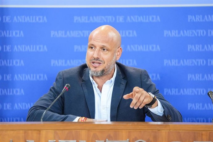El portavoz adjunto del Grupo Parlamentario VOX, Rodrigo Alonso, durante la ronda de ruedas de prensa de portavoces de los grupos parlamentarios en el Parlamento de Andalucía. A 23 de septiembre de 2026 en Sevilla (Andalucía, España). Los portavoces de lo