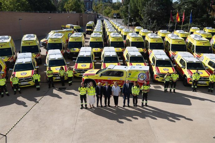 El alcalde de Madrid, José Luis Martínez-Almeida (4i), durante la presentación de la nueva flota de SAMUR-Protección Civil, en la Jefatura Superior de Policía Municipal de Madrid, a 23 de septiembre de 2026, en Madrid (España). La nueva flota de SAMUR-Pro