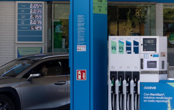 Un surtidor en una gasolinera, a 21 de septiembre de 2026, en Madrid (España).