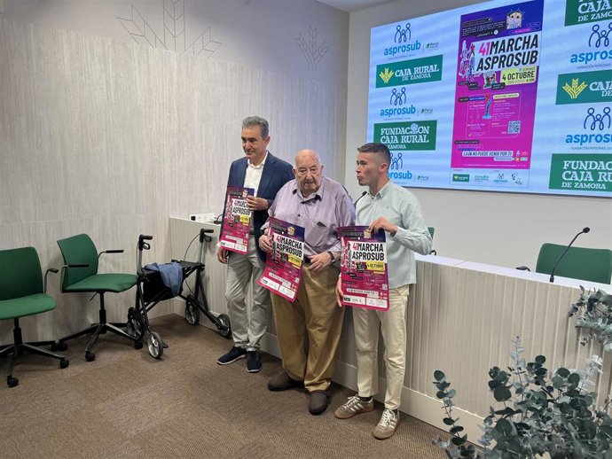 El gerente de Asprosub, Isidro Deza; el presidente de Asprosub, Patricio Santana, y el responsable de la Fundación Caja Rural de Zamora, Sergio Esteban