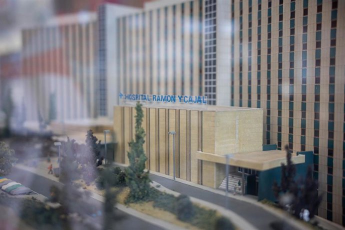 Archivo - Vista de una maqueta del hospital durante la visita de la presidenta de la Comunidad de Madrid al nuevo Servicio CardiologIA Madrid 365, en el Hospital Universitario Ramón y Cajal, a 23 de junio de 2026, en Madrid (España). El nuevo servicio Car