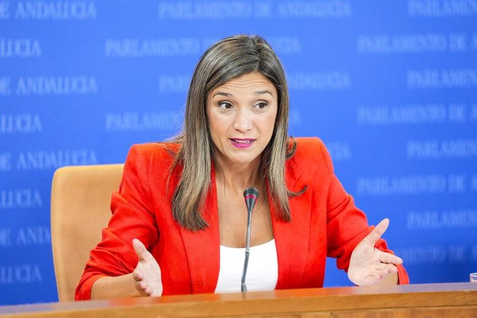 La portavoz del Grupo Parlamentario Socialista, María Márquez, durante la ronda de ruedas de prensa de portavoces de los grupos parlamentarios en el Parlamento de Andalucía. A 23 de septiembre de 2026 en Sevilla (Andalucía, España). Los portavoces de los 