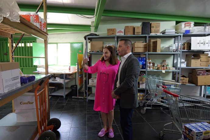 El vicepresidente y consejero de Desregulación, Servicios Sociales y Familia, Óscar Fernández Calle, durante su visita a la oenegé Zafra Solidaria.