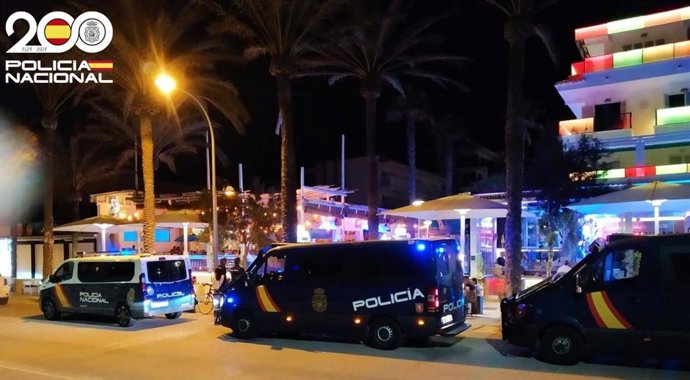 Furgones de la Policía Nacional aparcados frente a establecimientos de Playa de Palma.