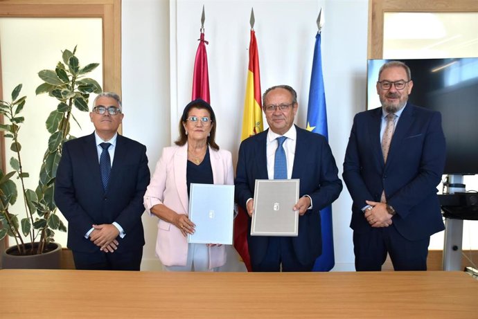 El consejero de Hacienda, Administraciones Públicas y Transformación Digital, Juan Alfonso Ruiz Molina, rubrica con el Consejo Regional de Cámaras de Comercio un convenio de colaboración.