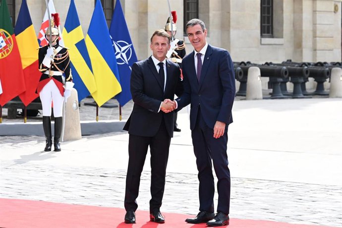 Archivo - El presidente del Gobierno, Pedro Sánchez (d), saluda al presidente de Francia, Emmanuel Macron (i), a su llegada para participar en la reunión de trabajo de la Coalición de Voluntarios para Ucrania, a 13 de julio de 2026, en París (Francia). 