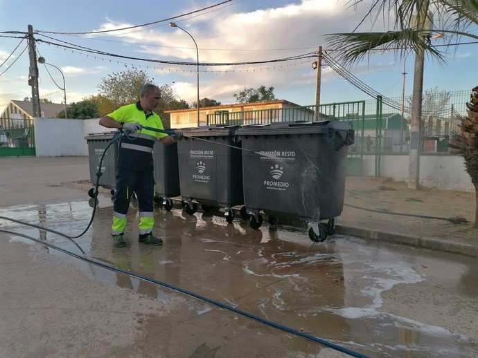 Labores de limpieza en la Feria de Zafra.