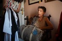 Desahucian a Maricarmen de la vivienda de Retiro en la que residía desde hace 70 años, arropada por cientos de personas