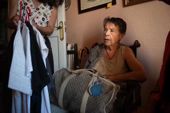 Maricarmen prepara una bolsa con sus cosas, a 23 de septiembre de 2026, en Madrid (España). 