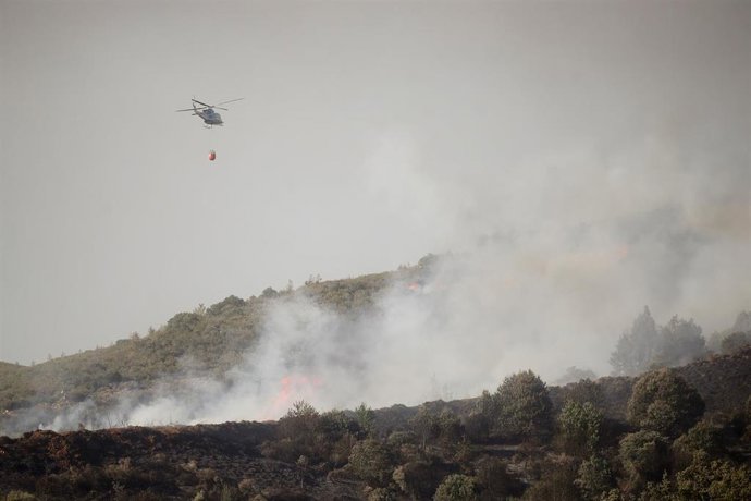 Archivo - Un helicóptero durante las labores de extinción de un incendio forestal, a 31 de julio de 2026, en Veguellina, León, Castilla y León (España). 