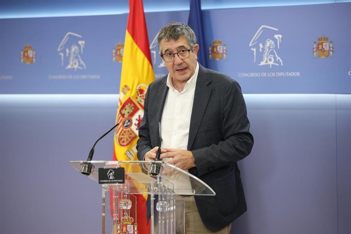 El portavoz del PSOE en el Congreso, Patxi López, durante una rueda de prensa 