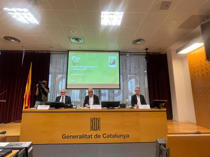 El secretario general de Trabajo de la Generalitat, Paco Ramos, el presidente del Ctesc, Ciriaco Hidalgo, y el conseller del Ctesc, Albert Ferrer.