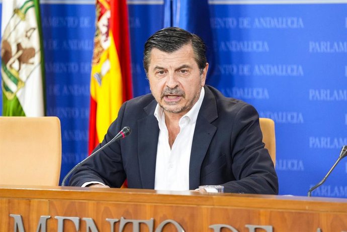 El portavoz del Grupo Parlamentario Popular, Toni Martín, durante la ronda de ruedas de prensa de portavoces de los grupos parlamentarios en el Parlamento de Andalucía. 