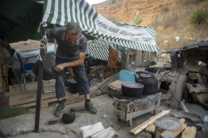 Un migrante sirve té en la frontera del Tarajal, a 22 de septiembre de 2026, en Ceuta (España).