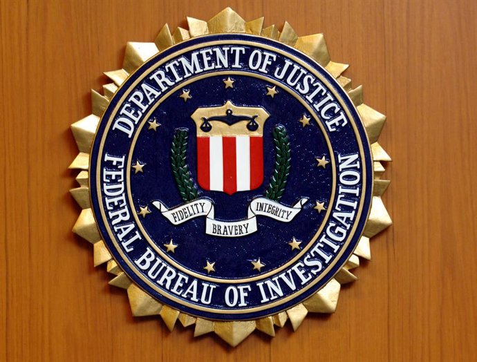Archivo - Arquivo - ARQUIVADO - 5 de setembro de 2005, Berlim: O brasão do Departamento Federal de Investigação (FBI) do Departamento de Justiça dos EUA está exposto na Embaixada dos EUA em Berlim. Foto: Tim Brakemeier/dpa