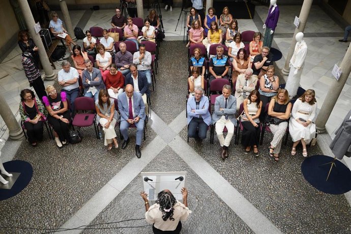 Fto de grupo de mimebros de Apramp, de la Diputación y otras instituciones locales, con los trajes de la exposición