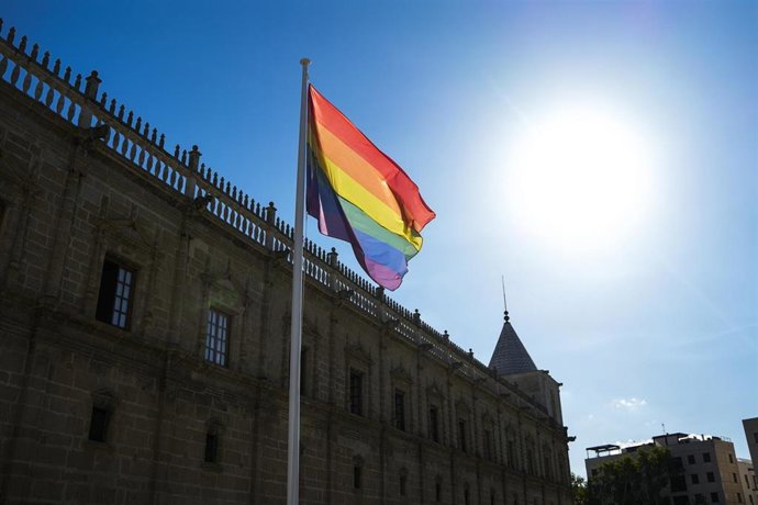 Archivo - Imágenes de la bandera de LGTBI en el Parlamento de Andalucia. A 25 de junio de 2026 en Sevilla (Andalucía, España). 