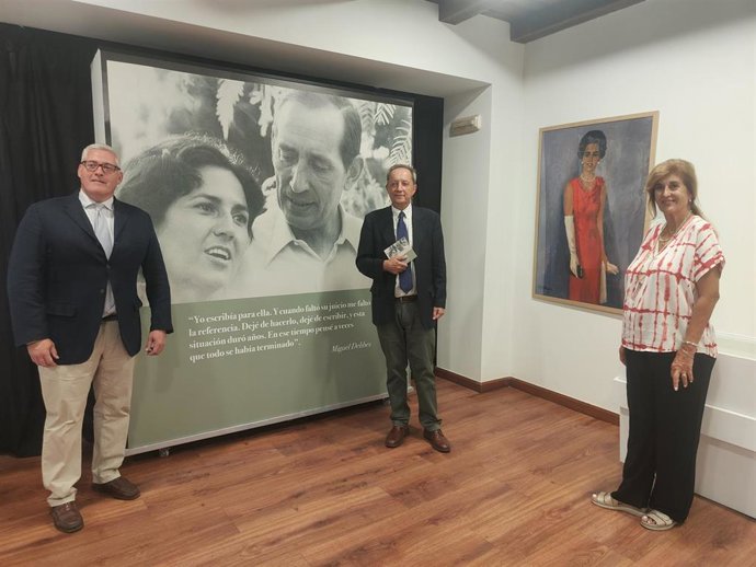 El coordinador de la Fundación Miguel Delibes, Fernando Zamácola; Germán Delibes y Maritina Guisado, presidenta de la FMCCB de Cáceres