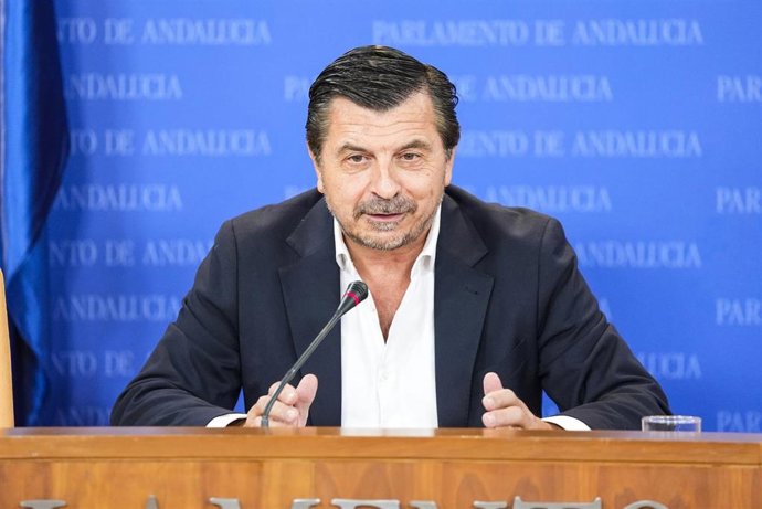 El portavoz del Grupo Parlamentario Popular, Toni Martín, durante la ronda de ruedas de prensa de portavoces de los grupos parlamentarios en el Parlamento de Andalucía. A 23 de septiembre de 2026 en Sevilla (Andalucía, España). Los portavoces de los grupo