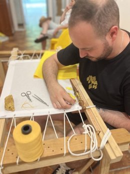 Archivo - El artesano Jesús Naviero realizando un trabajo de bordado