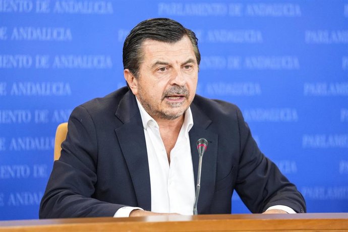 El portavoz del Grupo Parlamentario Popular, Toni Martín, durante la ronda de ruedas de prensa de portavoces de los grupos parlamentarios en el Parlamento de Andalucía. 