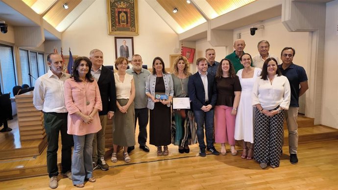 El alcalde, Francisco Cañizares, y la concejal de Turismo, Cristina Galán, han recibido este miércoles el reconocimiento de manos del vicepresidente de la Federación Española de Familias Numerosas.