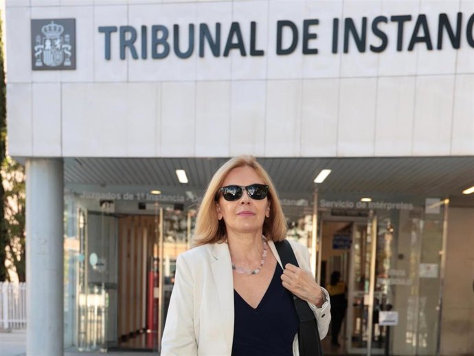 Mónica Medina abandonando los juzgados tras su juicio con Emilio Gutiérrez Caba