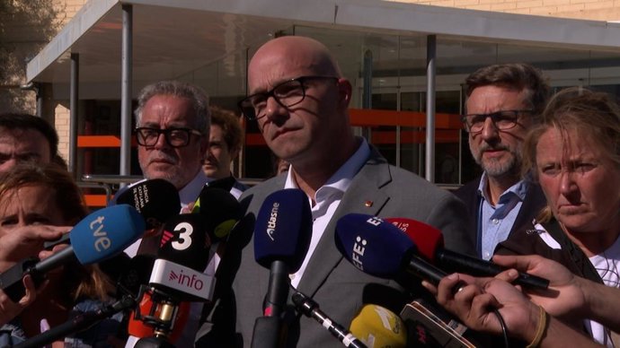 El conseller de Derechos Sociales e Inclusión, Raúl Moreno, en una atención a medios tras el incendio en una residencia de gente mayor en L'Ametlla del Vallès (Barcelona) en el que ha fallecido una persona