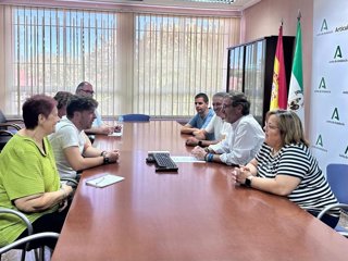 Reunión con asociaciones de vecinos para informarles de las obras de mejora del firme en la carretera de circunvalación