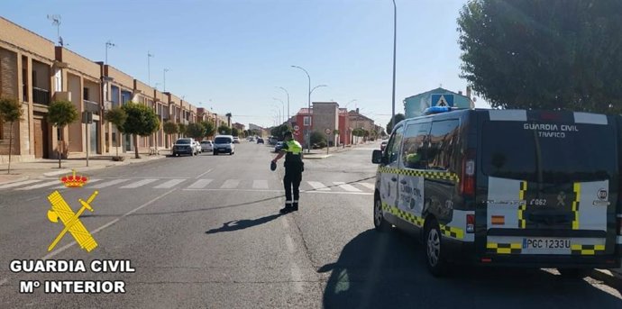 Un agente de la Guardia Civil en el paso de peatones donde se ha producido el atropello.
