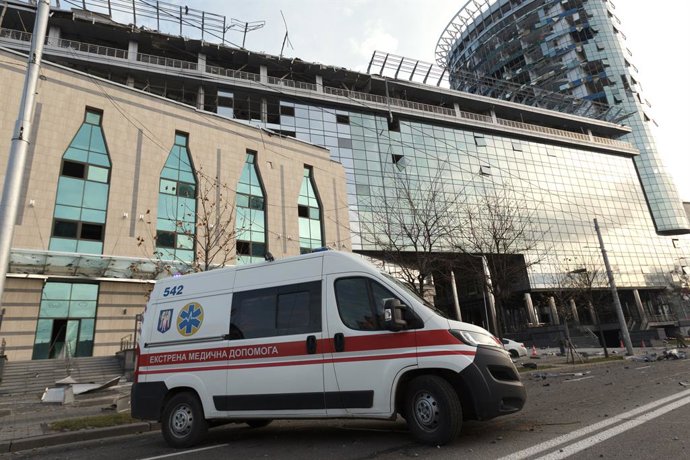 Archivo - Arquivo - Uma ambulância em frente a um prédio atingido por um drone lançado pelo Exército da Rússia contra a capital da Ucrânia, Kiev (arquivo)