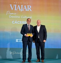 El alcalde, Rafael Mateos, recibe el premio como Mejor destino cultural de la revista Viajar